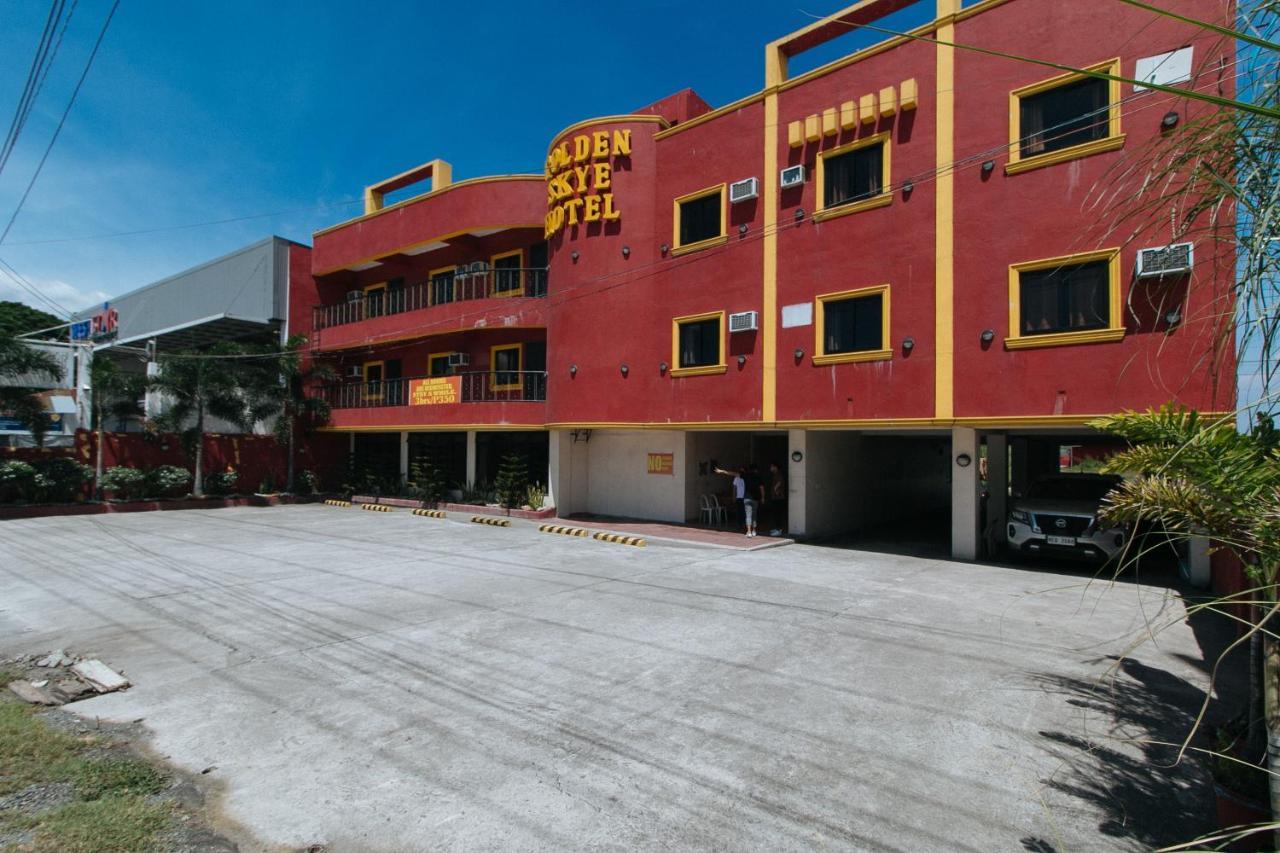 RedDoorz @ Golden Skye Hotel Guagua Exterior foto